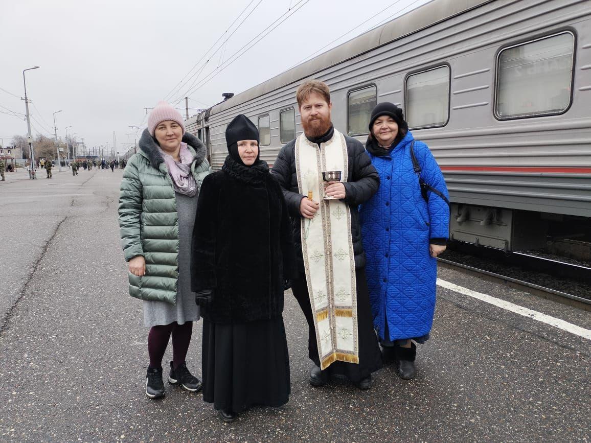 Рязанский священник с соверующими поддержал раненых военных, проезжающих транзитом через город