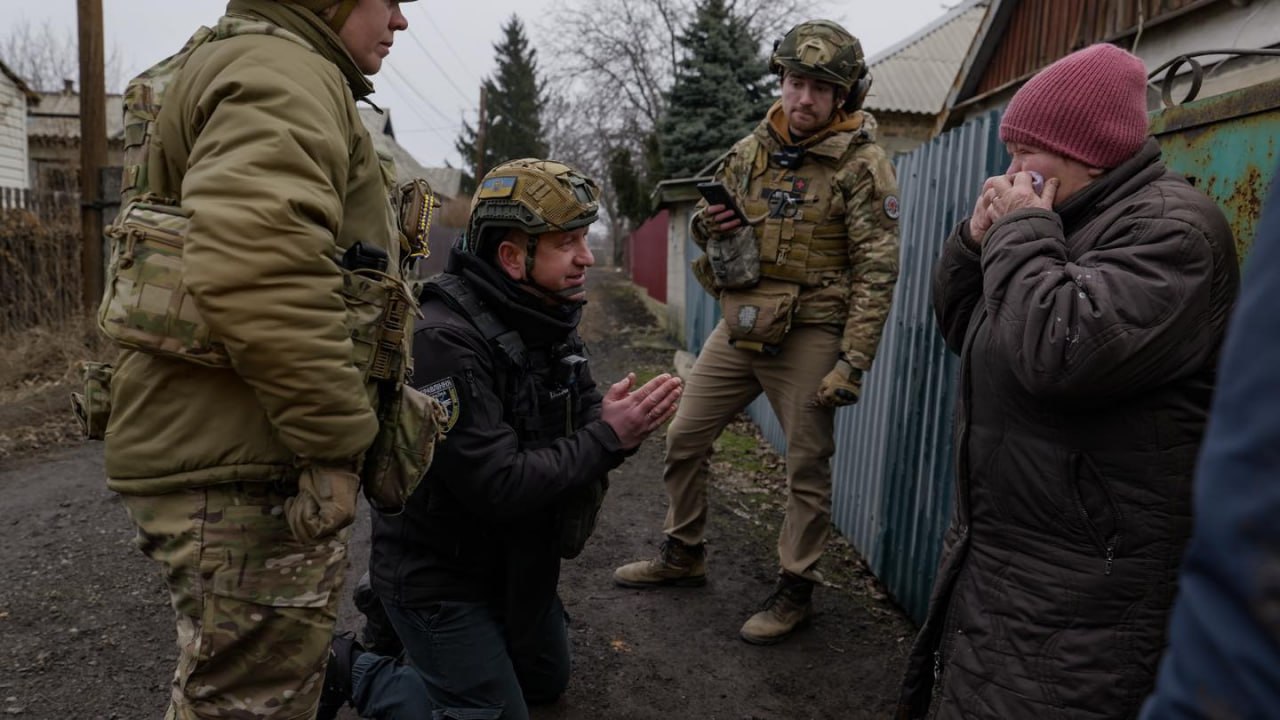 Украинский капеллан встал на колени перед жительницей Покровска с просьбой согласиться на эвакуацию. Фотофакт