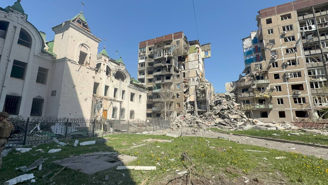 Обстрелянный храм УПЦ на фоне руин Покровска. Фотофакт