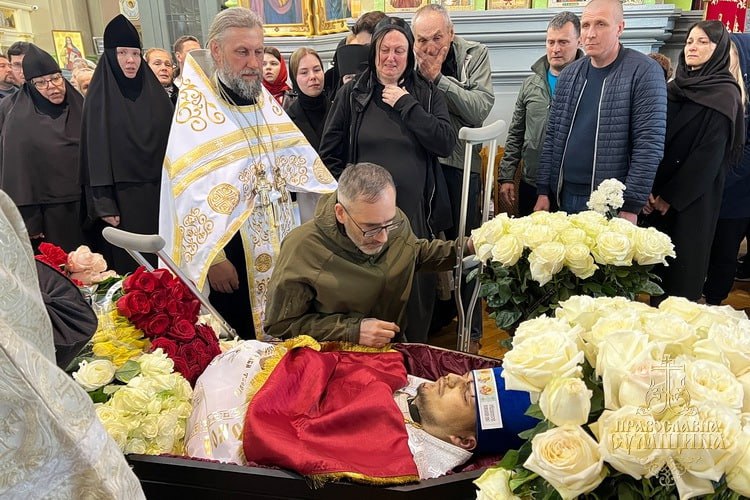 «Ты спас своих ребят, а себя — нет». Мать погибшего на фронте украинского священника написала ему письмо