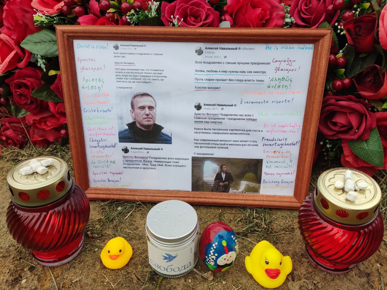«Христос воскресе из мертвых!» — христиане пришли на Радоницу к могиле Алексея Навального