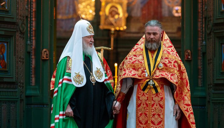 Патриарх Кирилл вручил орден священнику, «проползшему по трубе в тыл ВСУ»