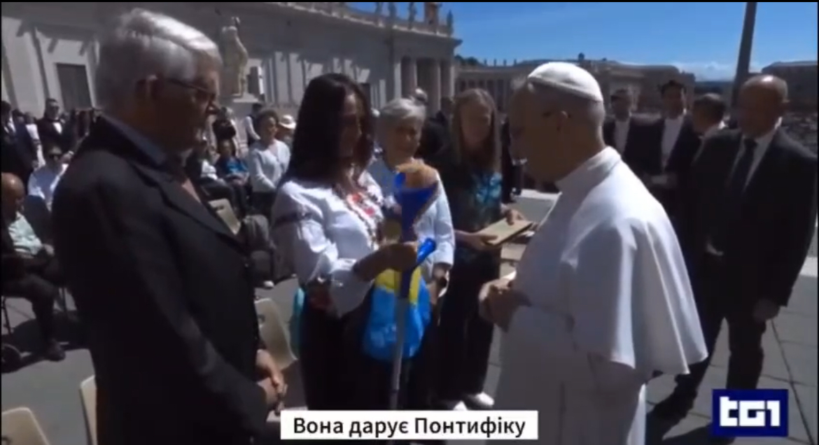 Папе Римскому передали символы сопротивления из Харьковщины