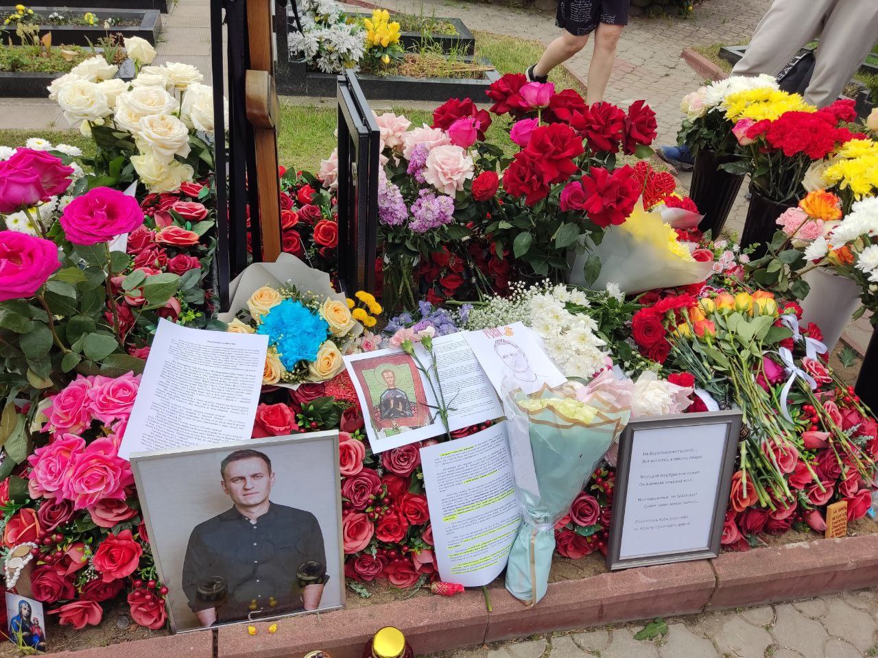 В день рождения убитого политика и христианина Алексея Навального его могилу посетили многие