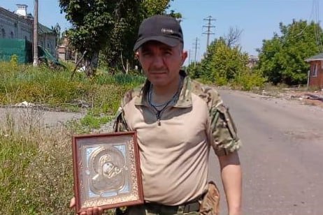 «Работаем, ребята. Продолжаем дальше свой крестный ход». Российские военные провели крестный ход в разрушенном ими Бахмуте