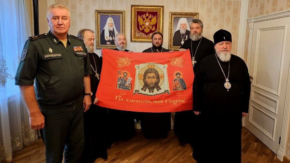 Генерал-политрук передал военному митрополиту РПЦ знамена для оккупантов