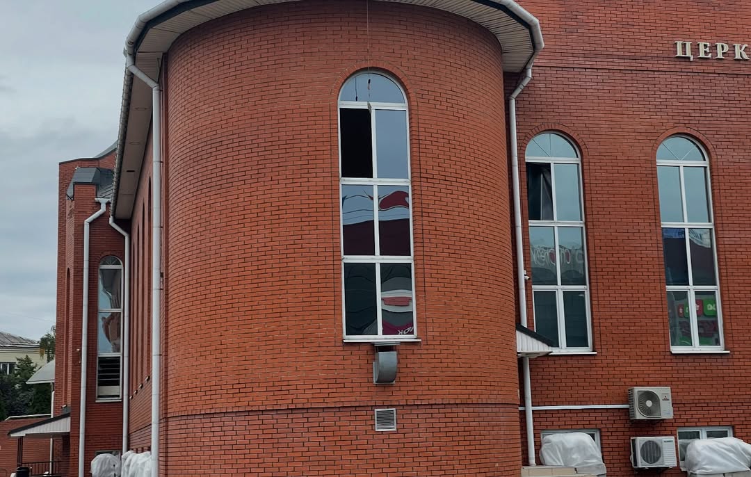 Атака дронов по Киевщине — пострадало здание евангельской церкви