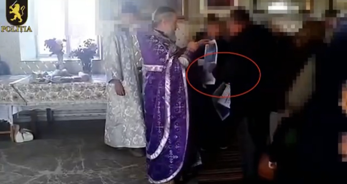Появились кадры того, как в молдавской церкви раздавали антиправительственные листовки