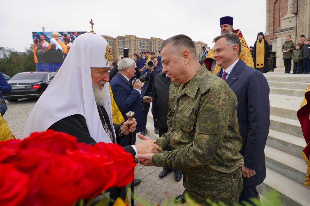 Патриарх Кирилл освятил главный военный храм у границы с Украиной и раздал награды силовикам
