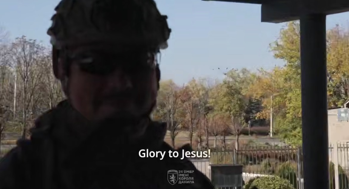 «Слава Иисусу!» — украинский офицер сбил вражеский дрон, спасая журналистку у разрушенного храма