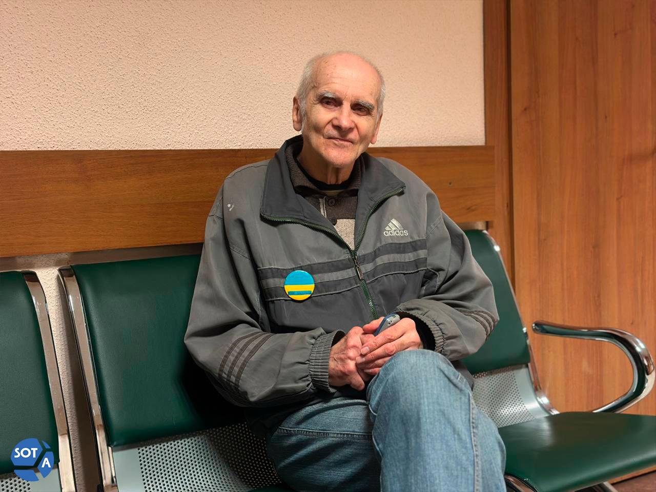 В Петербурге на Дне памяти жертв политических репрессий задержали 78-летнего Михаила Пушницкого — за значок в цветах украинского флага