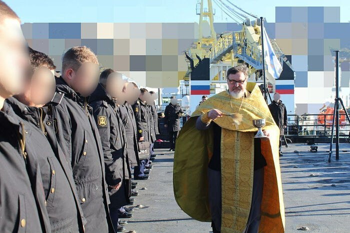Священник РПЦ привез мощи на российские корабли, которые где-то прячутся от ВСУ