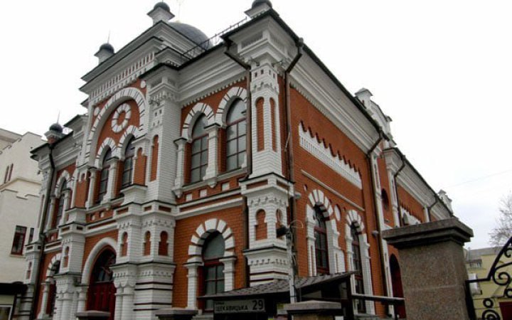 В Киеве дроновой атакой повреждена синагога на Подоле