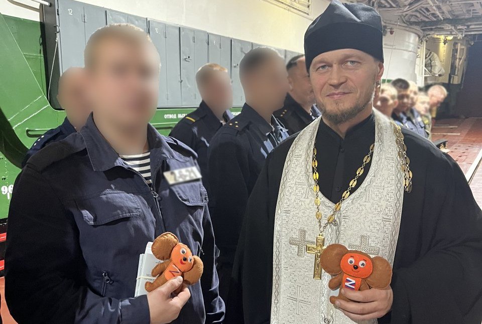 В России священники поздравили военных Z-чебурашками, сшитыми воспитанниками воскресной школы