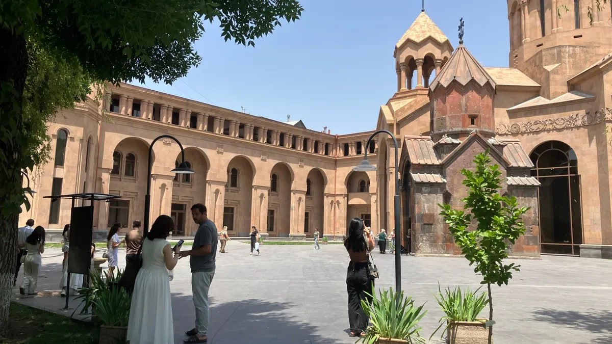 Островок «неодиночества». Как русский священник в Ереване стал таксистом — и нашел дом