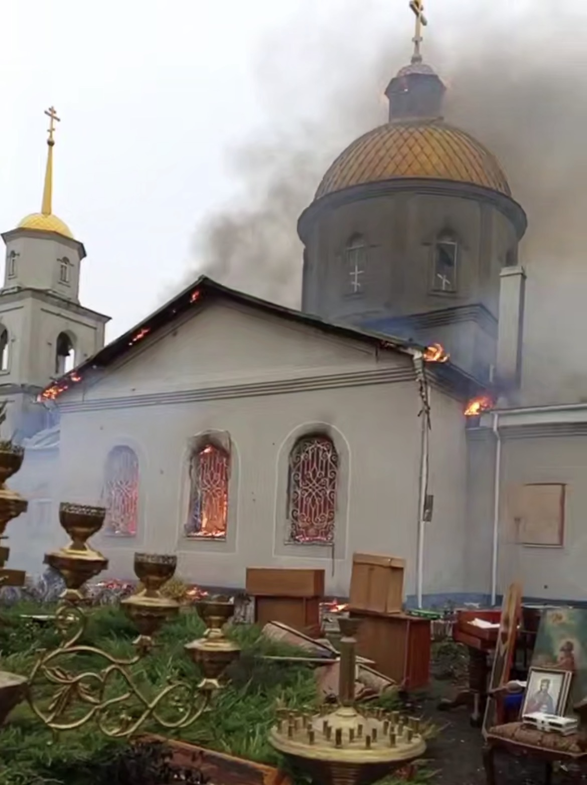 На Донбассе в результате обстрела горел храм УПЦ