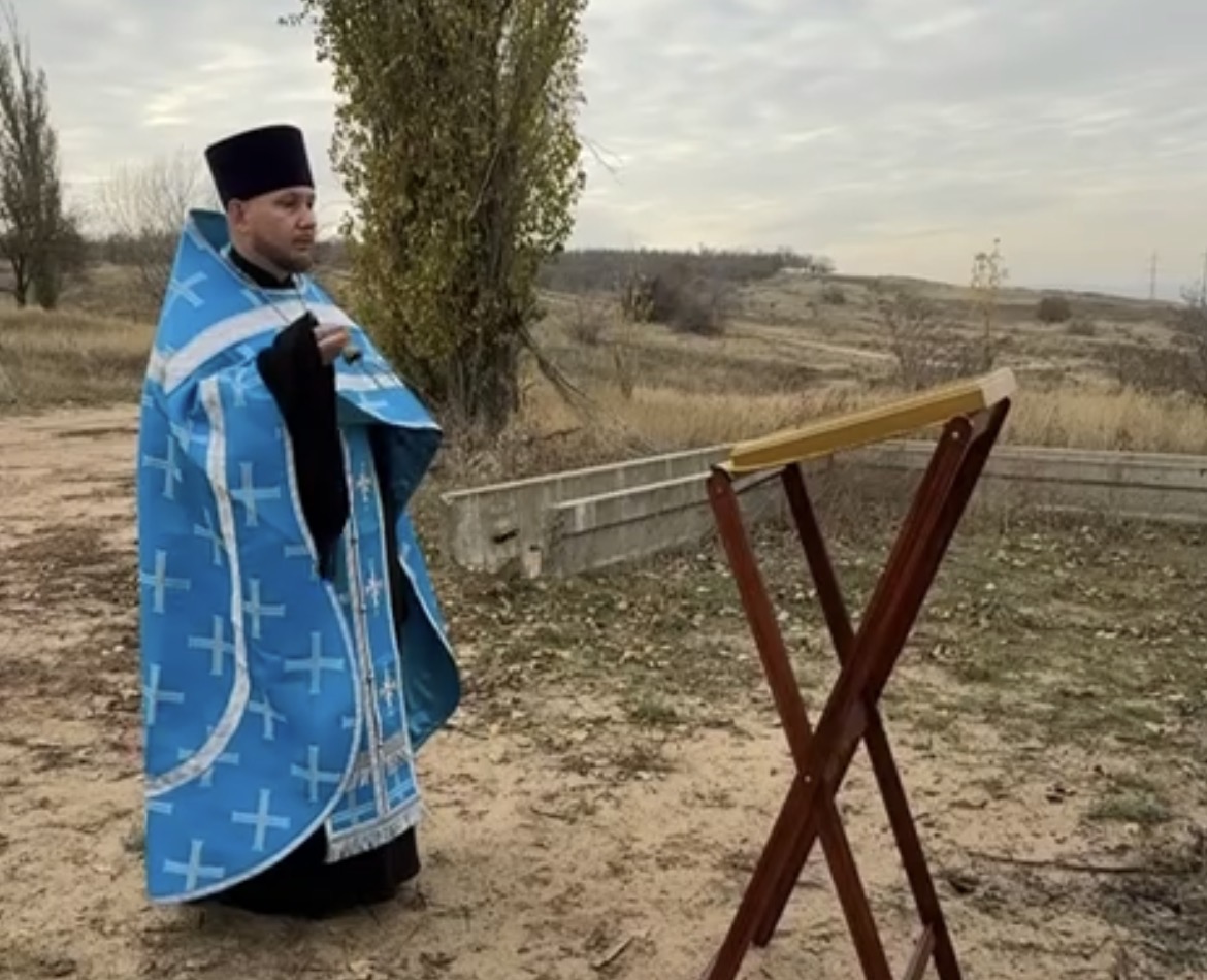 Когда ПВО не спасает: после атаки дронов на НПЗ священник объехал с иконой весь район