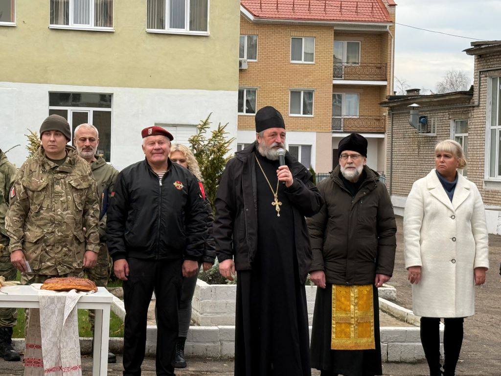 В Беларуси священник вместе с лидером “эскадронов смерти” Лукашенко приехал к детям