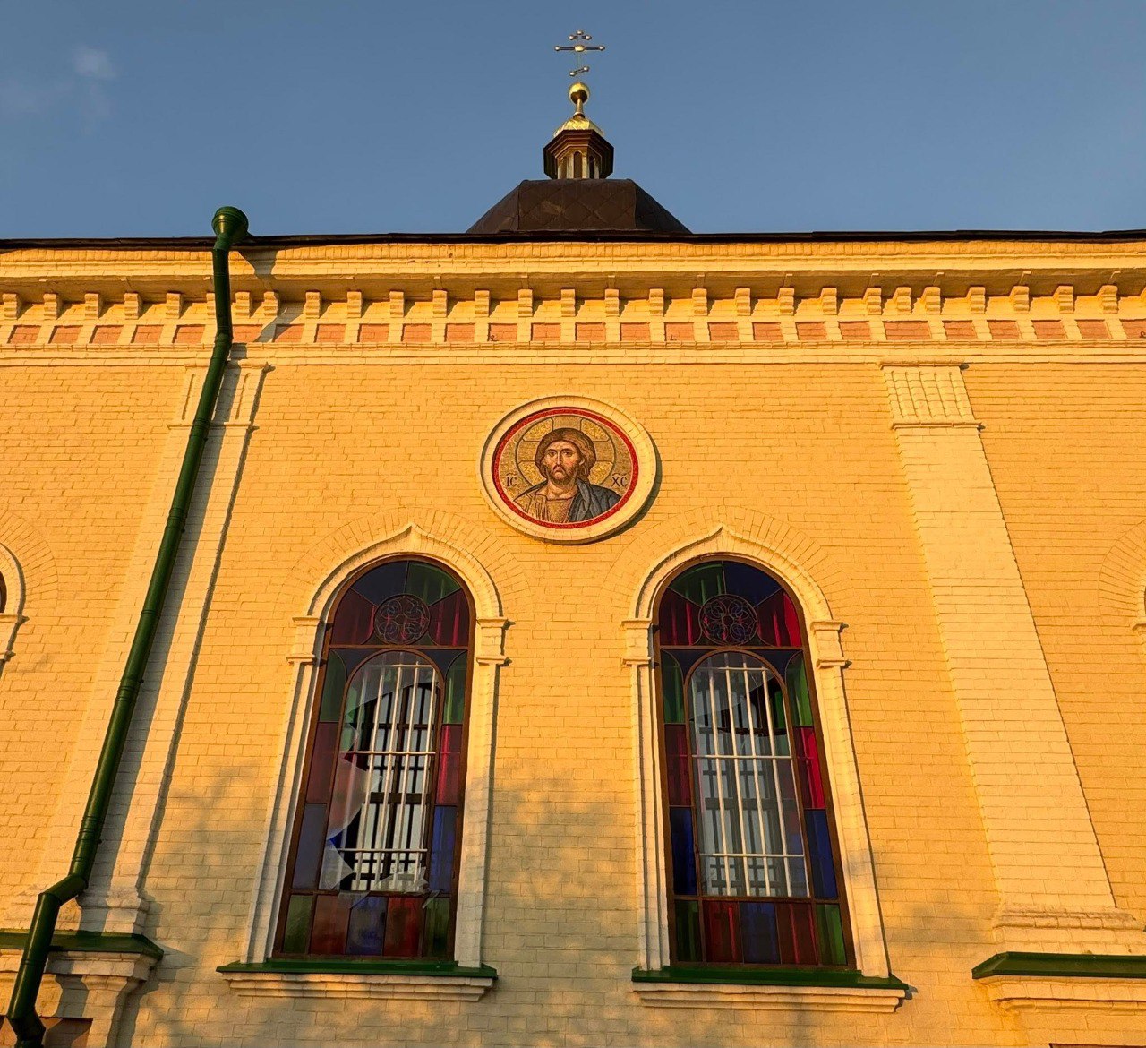 В Киеве от российской атаки пострадал храм УПЦ