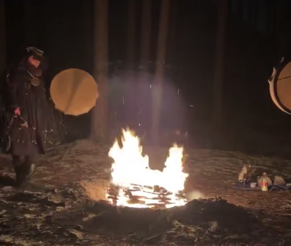 «Подношения уже выложены». Дмитрий Медведев провел шаманский обряд в поддержку «СВО»