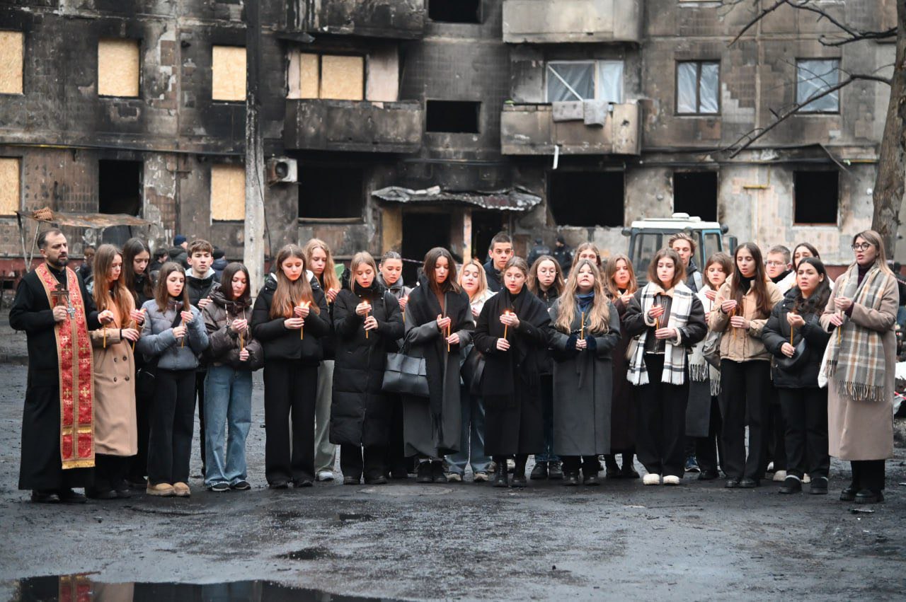 Греко-католическая молодежь молилась на месте очередного ракетного удара по Тернополю