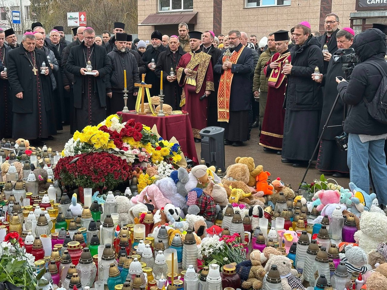 Нунций Папы Римского помолился у стихийного мемориала в Тернополе