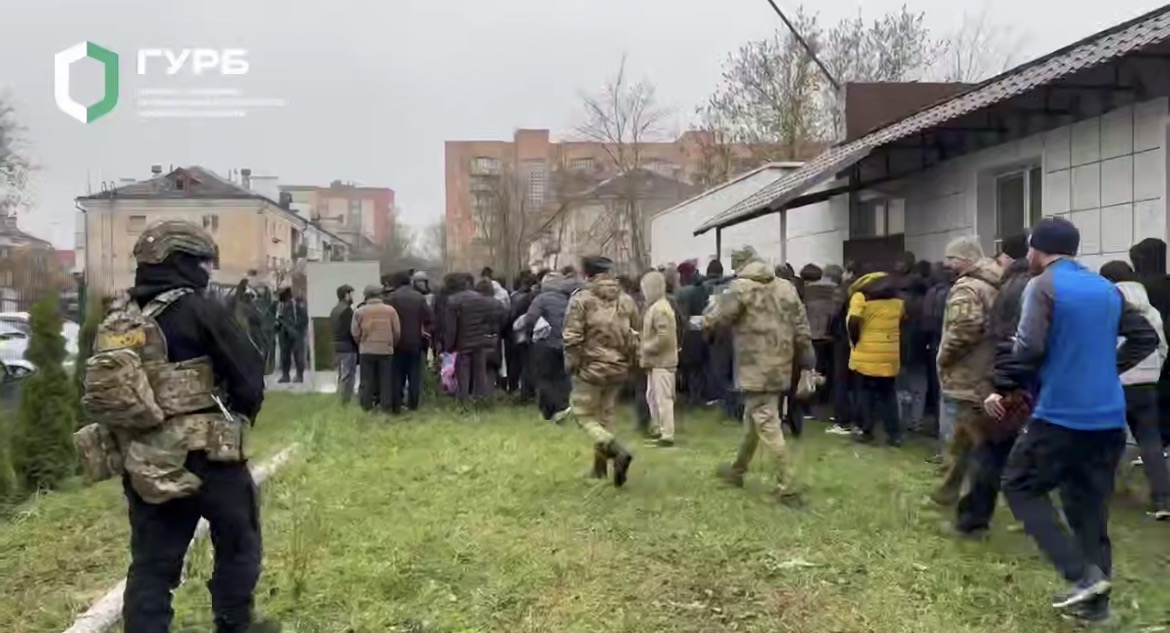 В России после рейда в молельный дом 37 человек доставили в военкомат