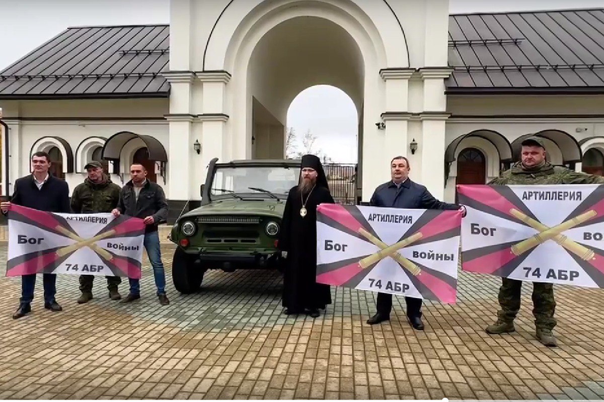 Череповецкий епископ РПЦ освятил УАЗ для “бога войны”