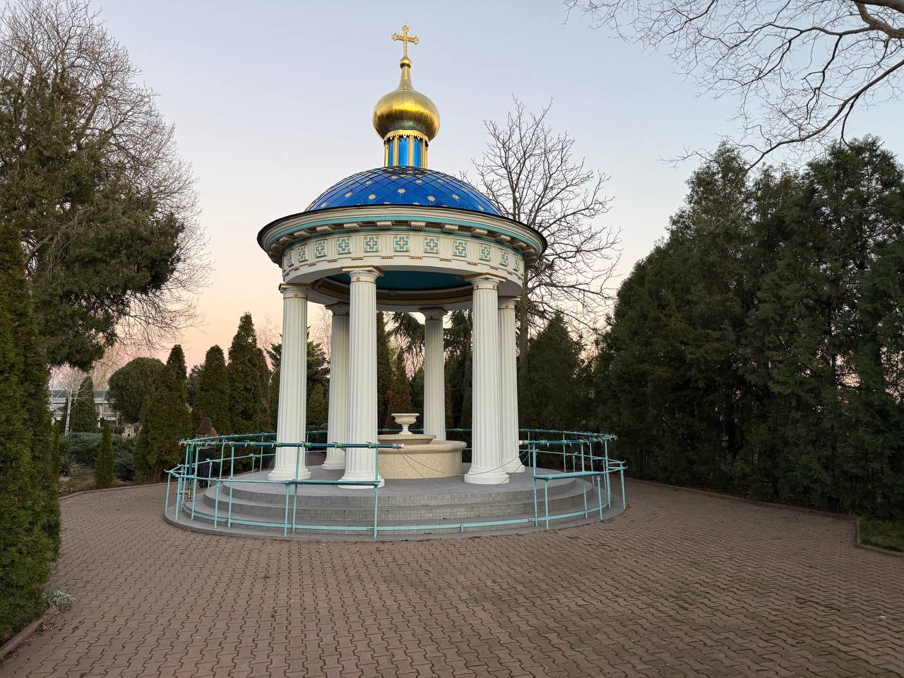 В одесском монастыре УПЦ пригласили всех желающих набирать воду — в городе проблемы с водоснабжением