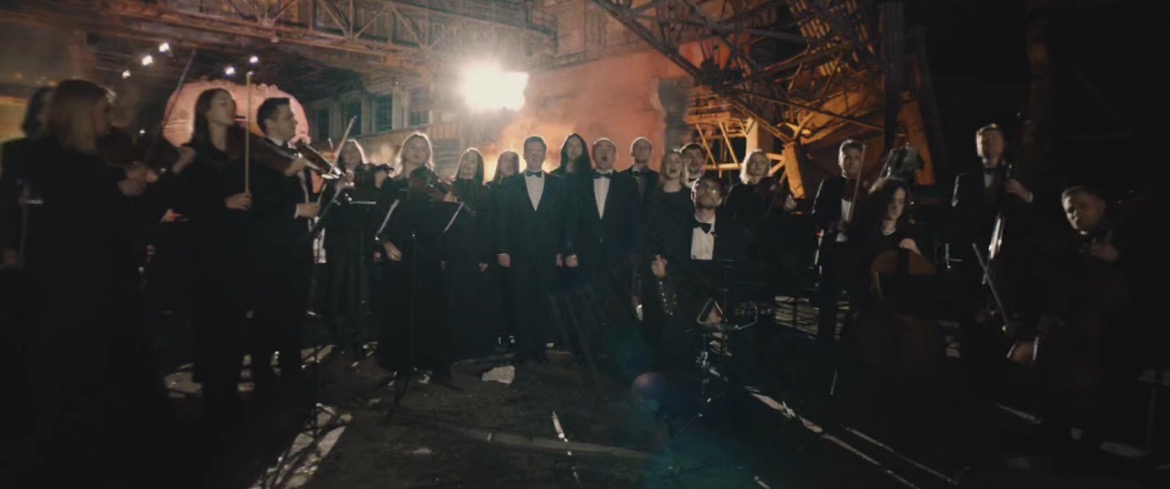 Украинские музыканты исполняют рождественскую песню на разрушенной российской армией ТЭС