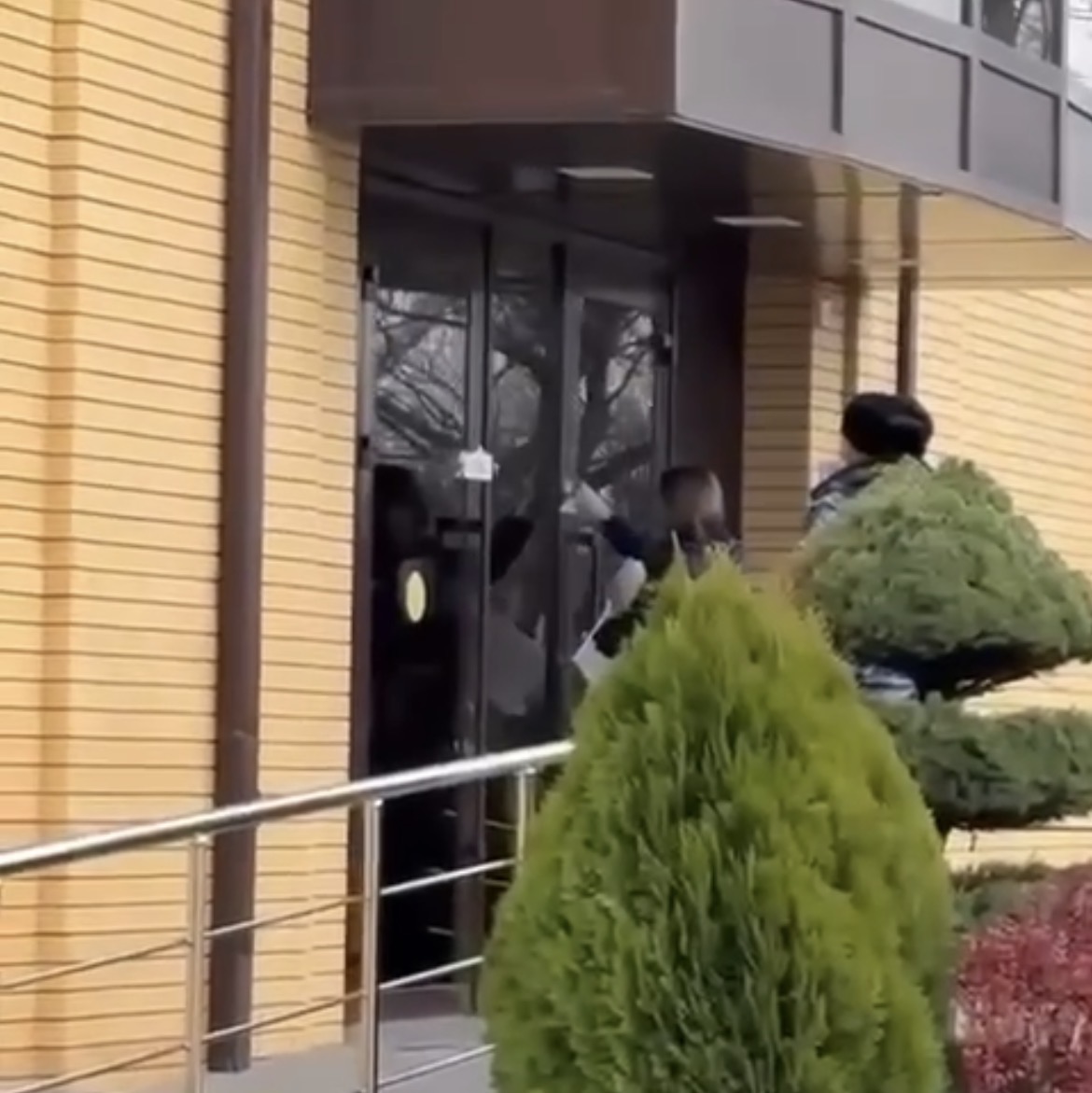 В Краснодарском крае накануне Рождества приставы сняли пломбы с запечатанного Дома молитвы МСЦ ЕХБ 