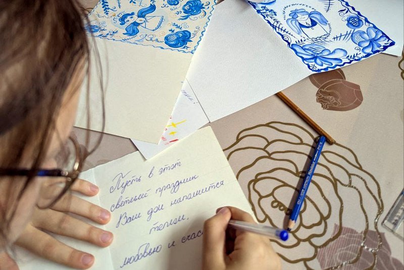 В Хабаровске воспитанники воскресной школы изготавливали рождественские открытки для оккупантов