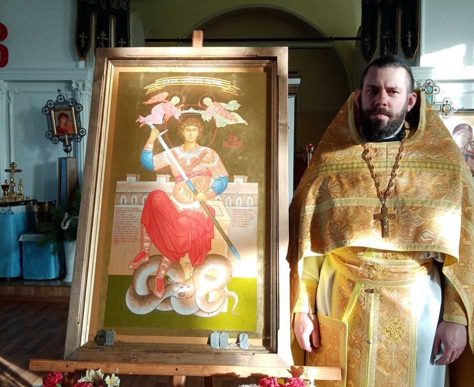 В России на икону нанесли имена и позывные оккупантов, а священник ее освятил