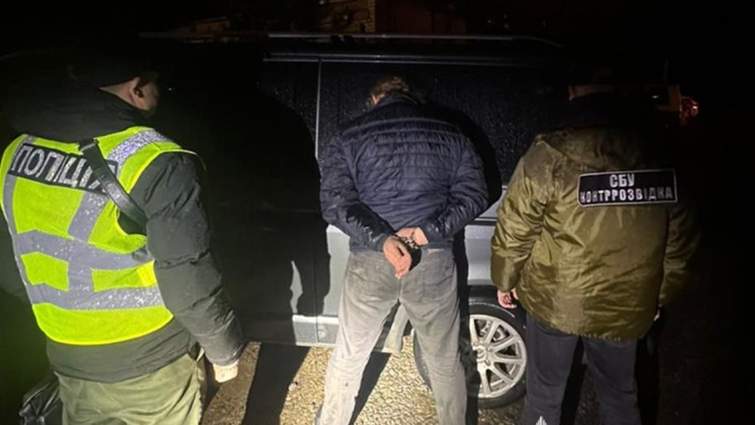 Священник УПЦ, который за деньги вывозил уклонистов, бежал из Украины