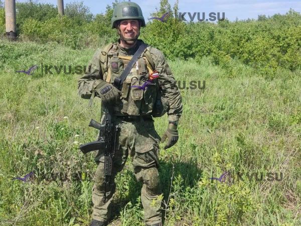 СМИ утверждают, что ушедший на войну священник нес в руках не автомат, а икону