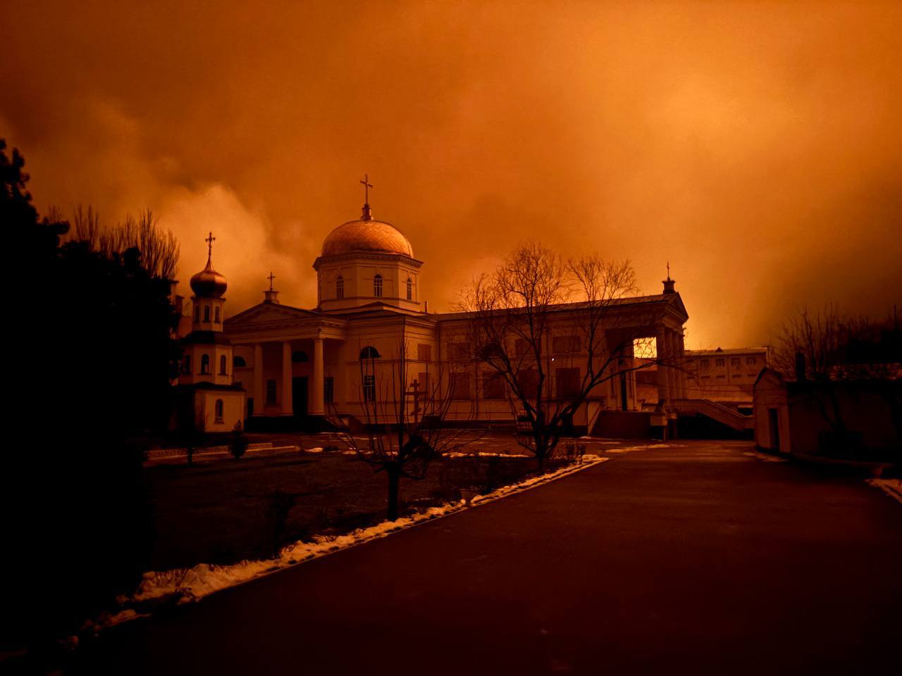 В Херсоне войска РФ вновь обстреляли кафедральный собор: снаряд попал в крышу