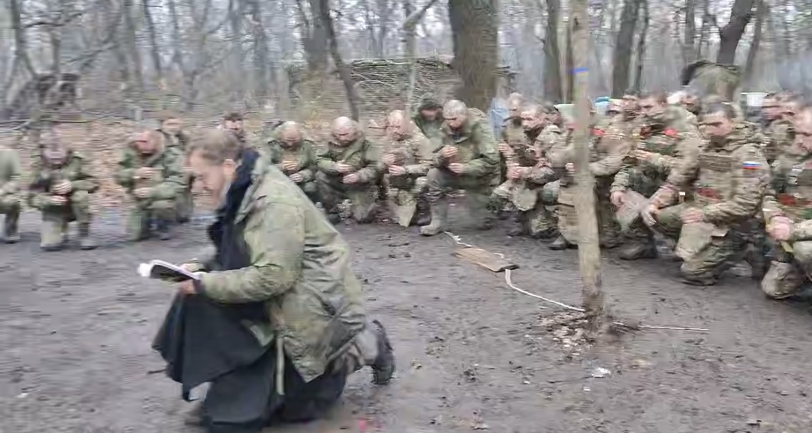 В РПЦ показали, как молятся российские штурмовики перед нападением на украинцев