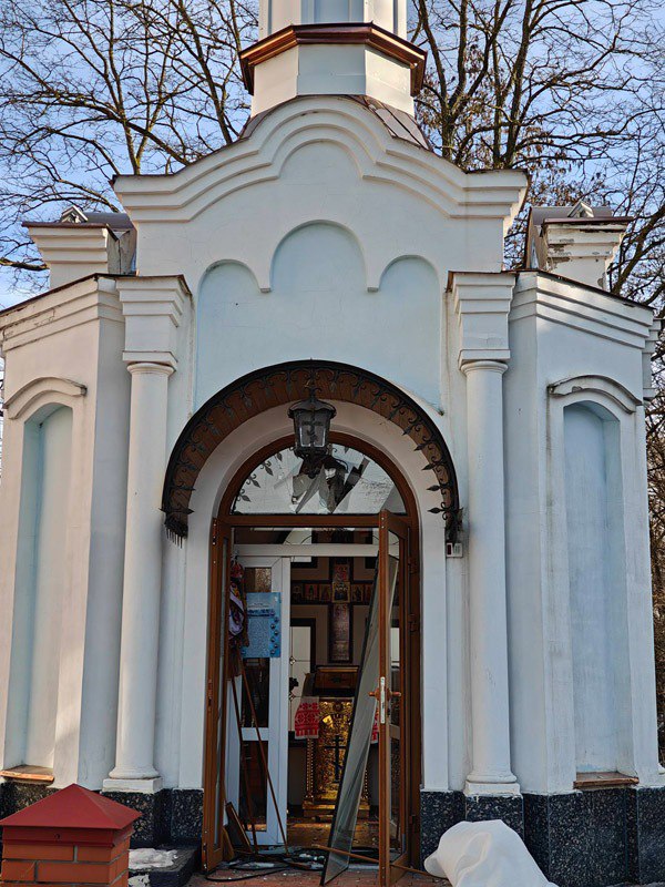 В Сумах от российского удара пострадала каплица УПЦ: выбило двери и витраж