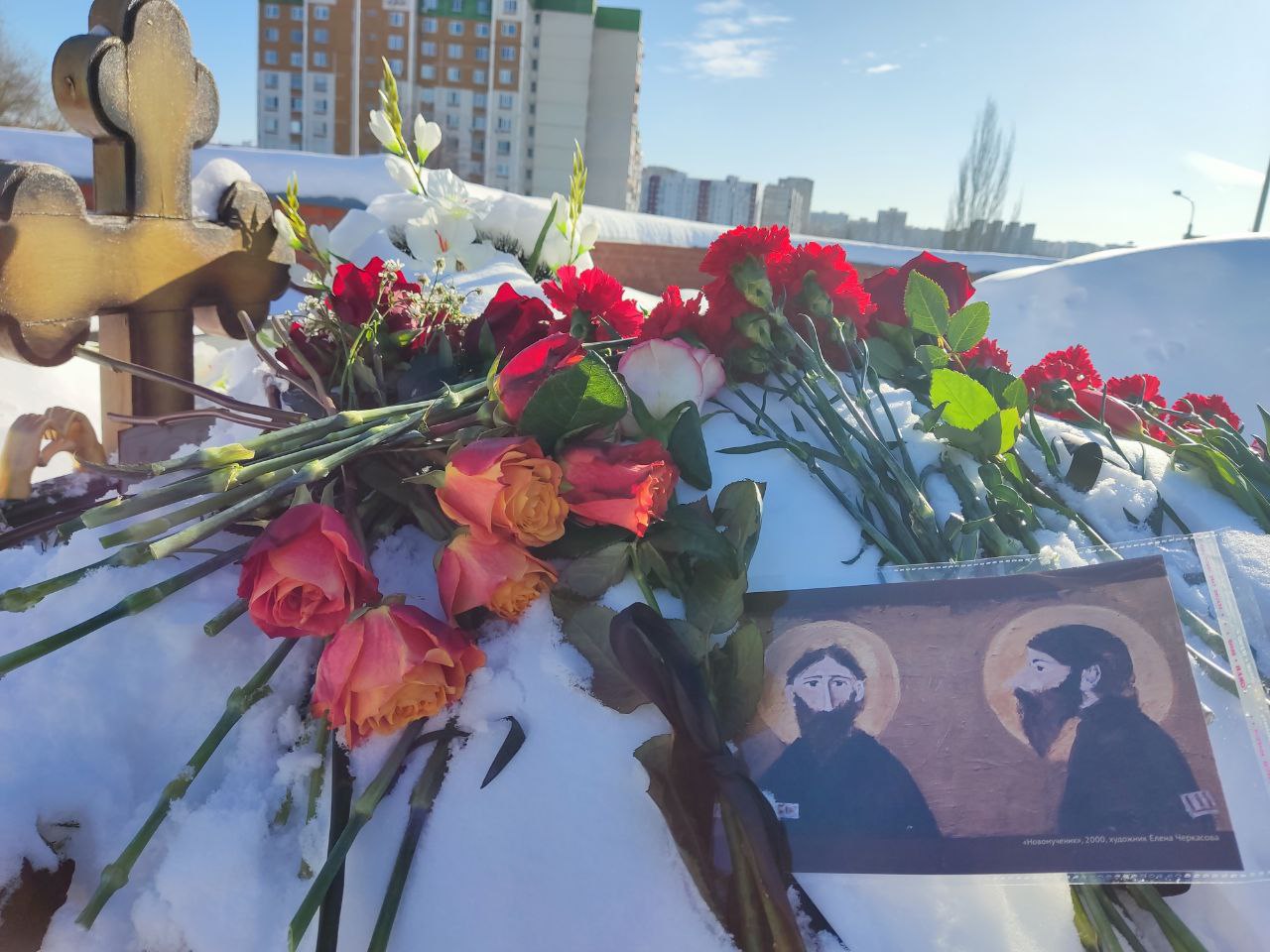 На могиле Навального снова служили панихиду — и люди оставляли не только цветы