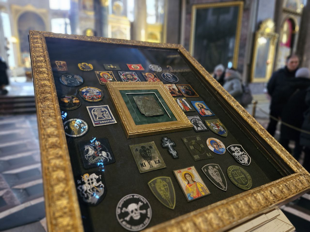 В России икону Богородицы украсили военными шевронами и используют для молебнов о здравии оккупантов