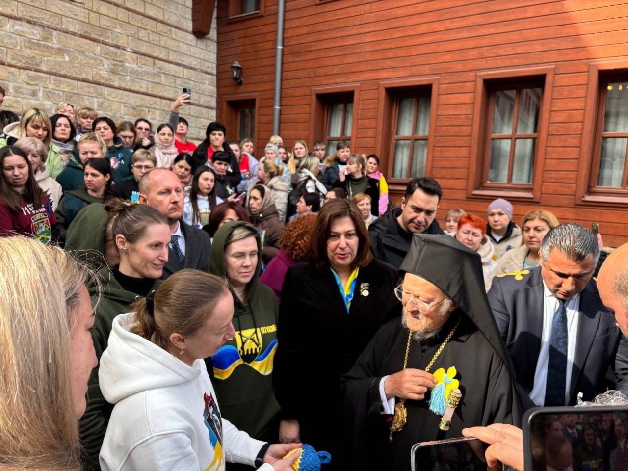 Родные пленных и пропавших без вести украинских военных встретились с патриархом Варфоломеем в Стамбуле