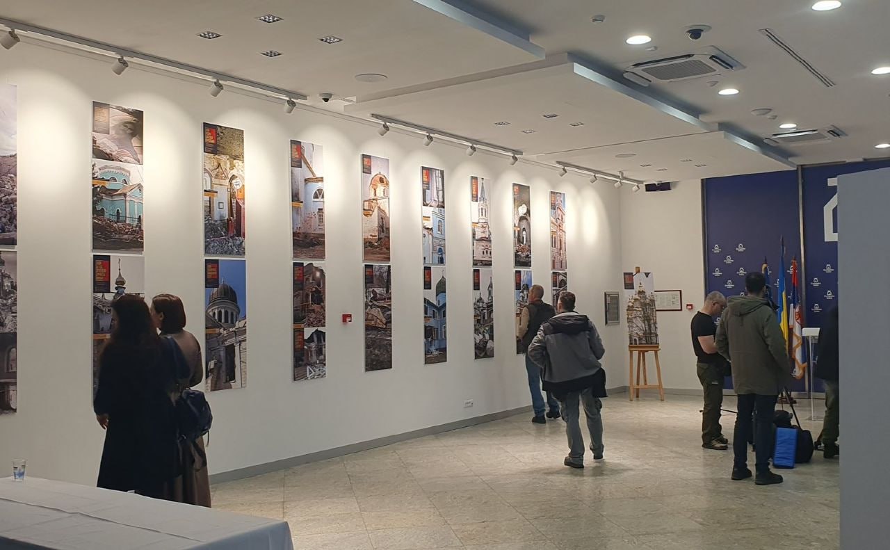 В Белграде открыли фотовыставку о разрушенных храмах Украины