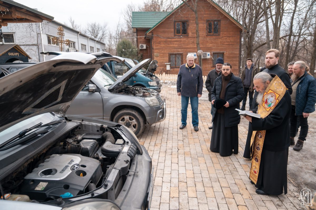 Предстоятели ПЦУ и УПЦ освятили авто для эвакуации раненых защитников Украины