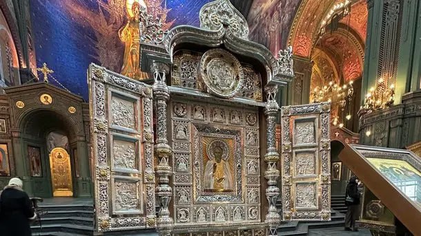 Шойгу подарил Главному военному храму иконостас со сценами аннексии Крыма и «СВО»