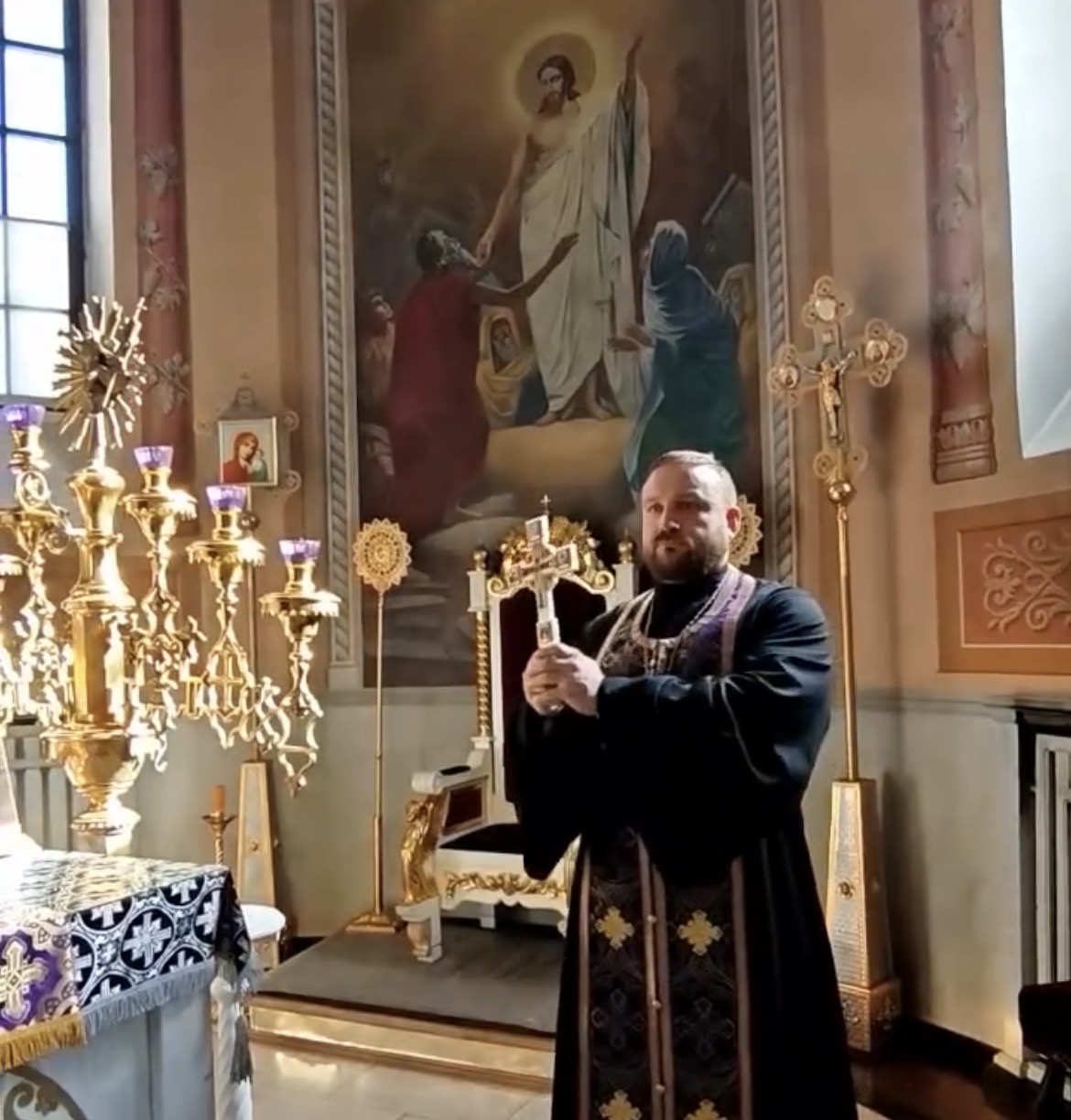 «Крестом и мечом»: батюшка-самбист в России предложил восстанавливать оккупантов через боксерский клуб