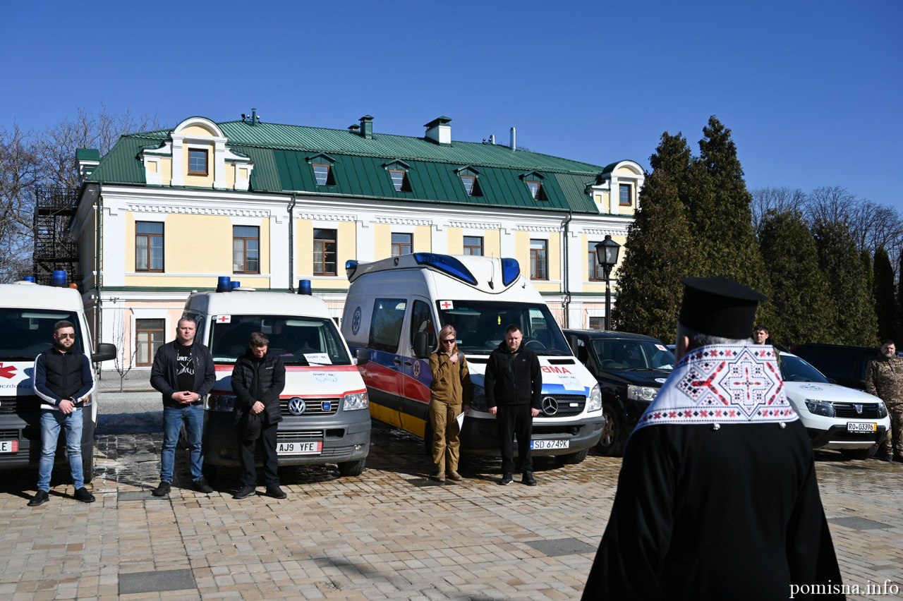 Глава ПЦУ благословил 22 автомобиля для защитников Украины, в том числе 8 скорых