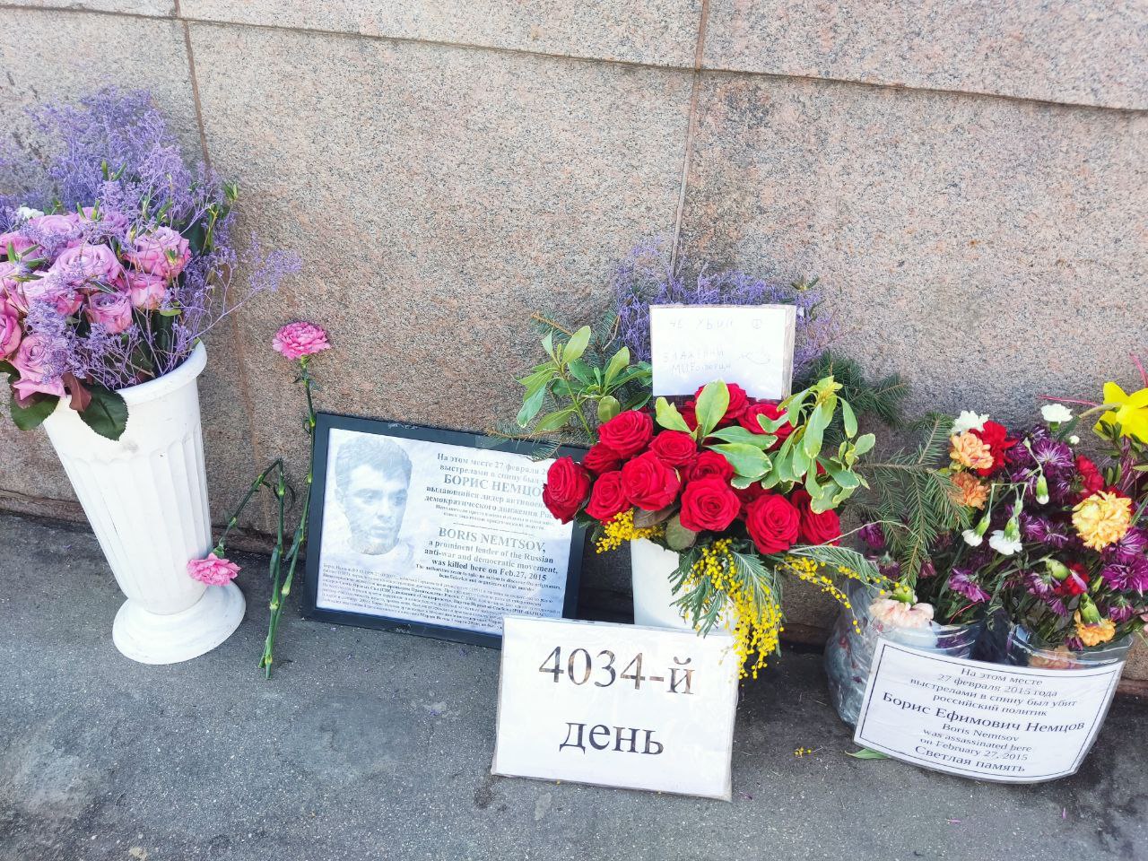 «Не убий» и «Блаженным миротворцы» на Немцовом мосту