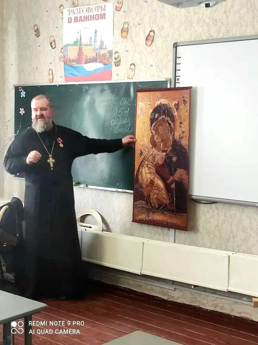 В оккупированной Луганщине российский священник рассказывал детям о роли своих коллег — капелланов