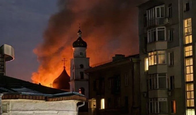 После российского удара крупный пожар охватил территорию вблизи Свято-Троицкого храма Харькова