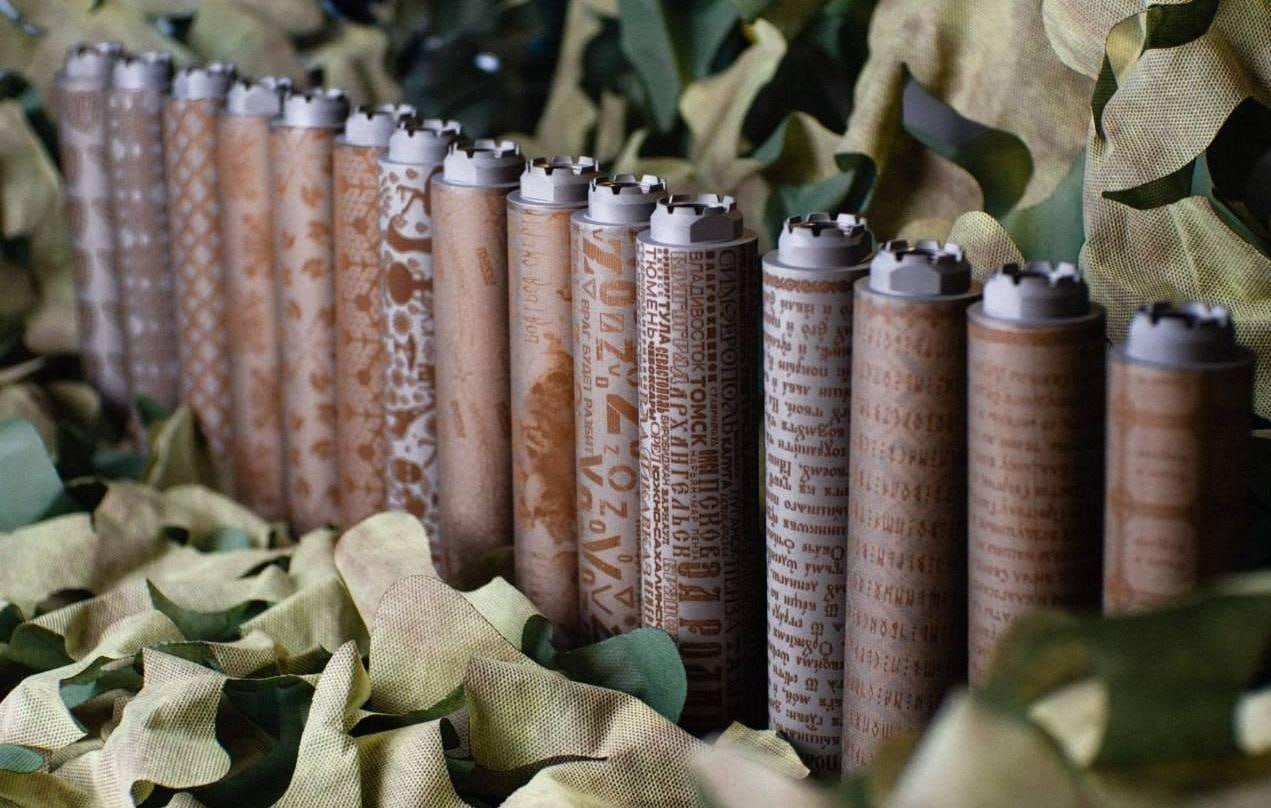 В России для оккупантов стали выпускать автоматные глушители с гравировками-оберегами